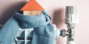 Huismodel met sjaal om op een radiator