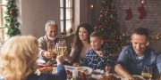 Familie proost tijdens het kerstdiner