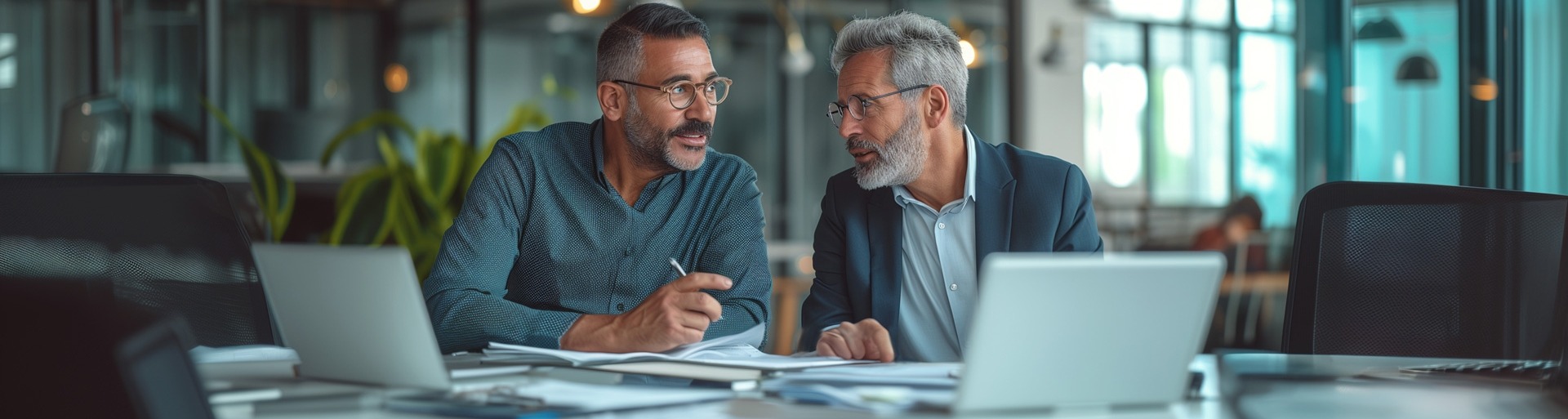 Twee zakenmannen die een discussie voeren op een modern kantoor.